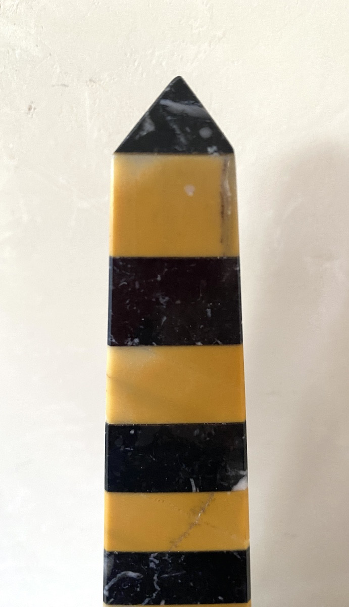 Obélisque en marbre. XXème. Marbre Portor et marbre Sienne. -photo-1