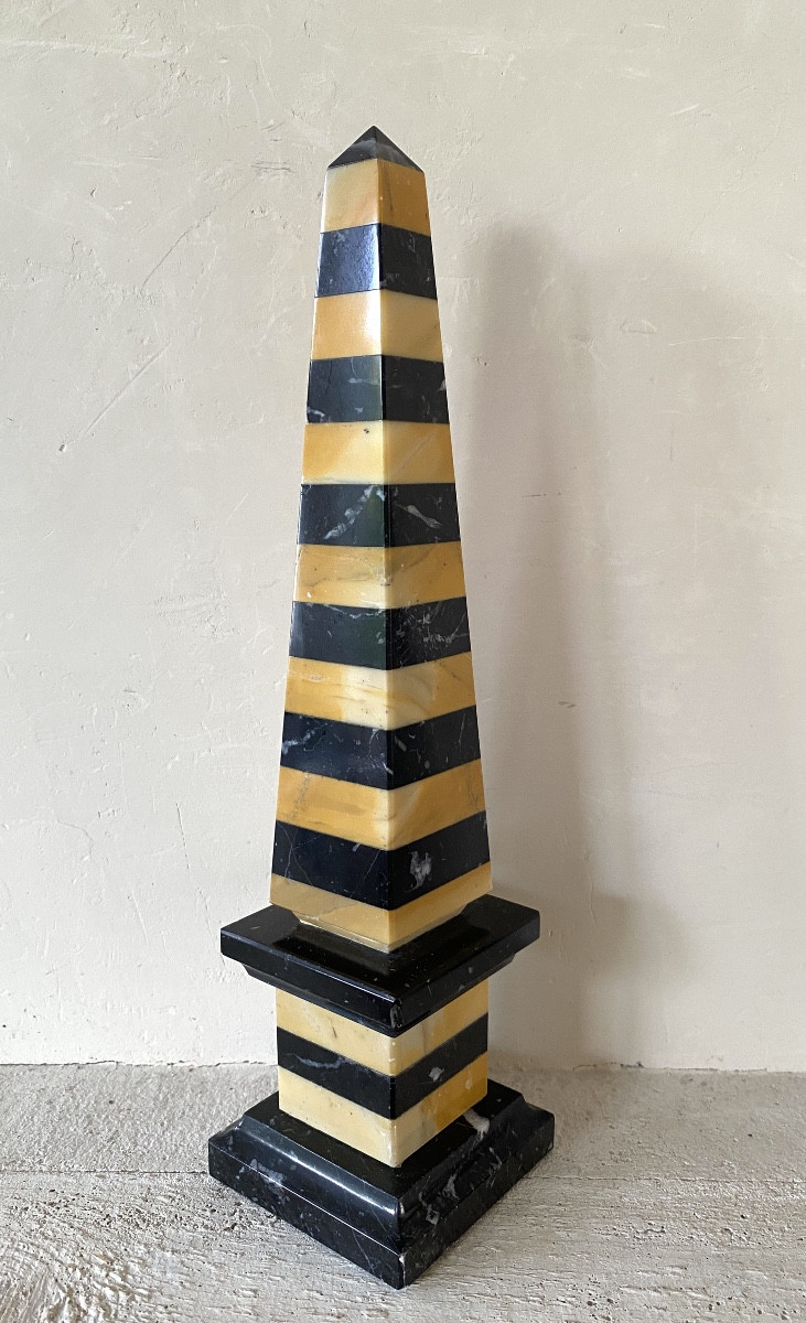 Obélisque en marbre. XXème. Marbre Portor et marbre Sienne. 