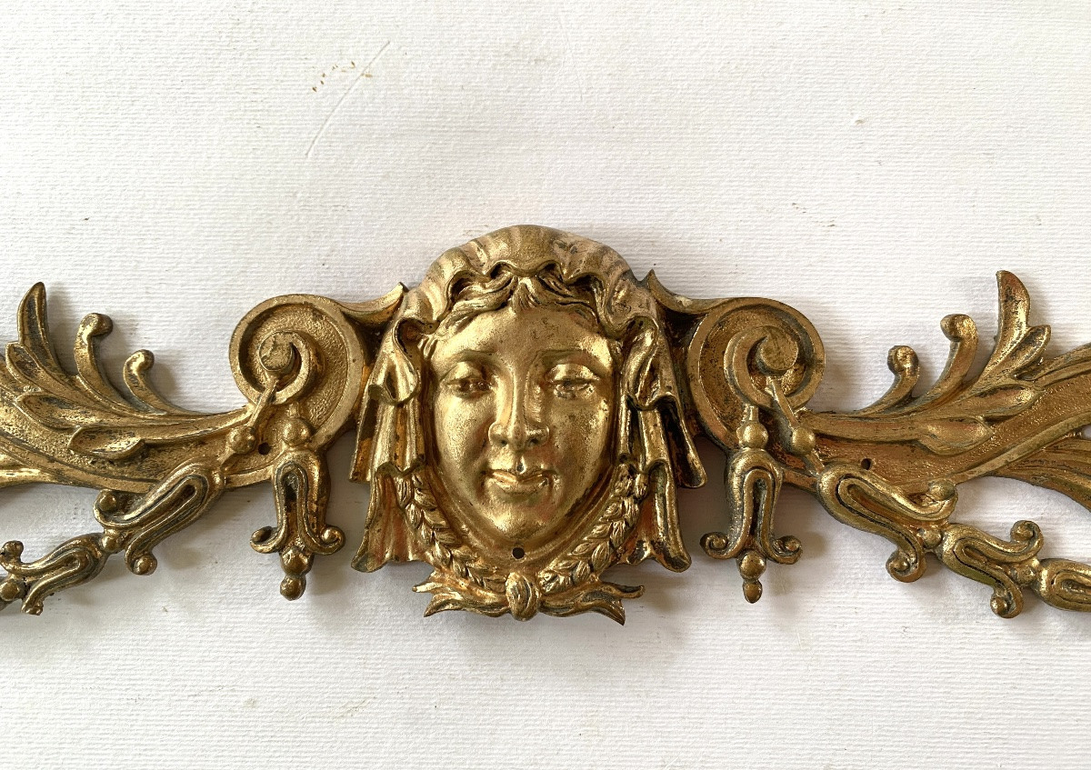 Bronze d’ornement XIXème. Masque à l’antique et décor floral. -photo-2