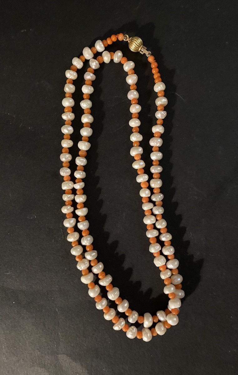 Sautoir en perles de culture et perles de corail. Fermoir en or 18k. Milieu XXème.-photo-2