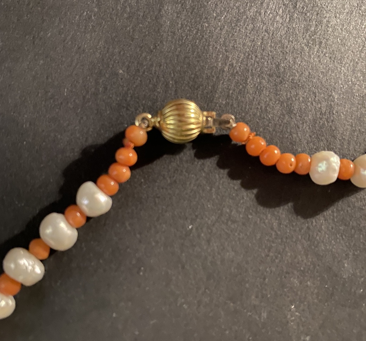 Sautoir en perles de culture et perles de corail. Fermoir en or 18k. Milieu XXème.-photo-3