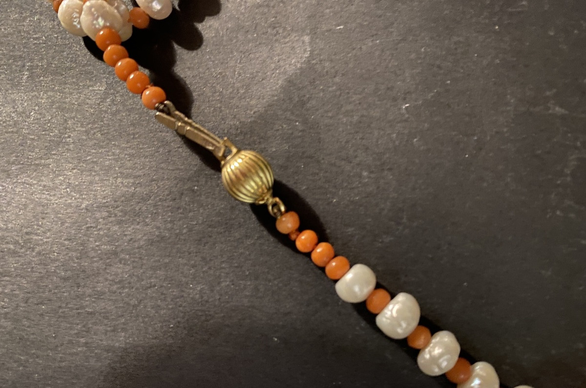 Sautoir en perles de culture et perles de corail. Fermoir en or 18k. Milieu XXème.-photo-4
