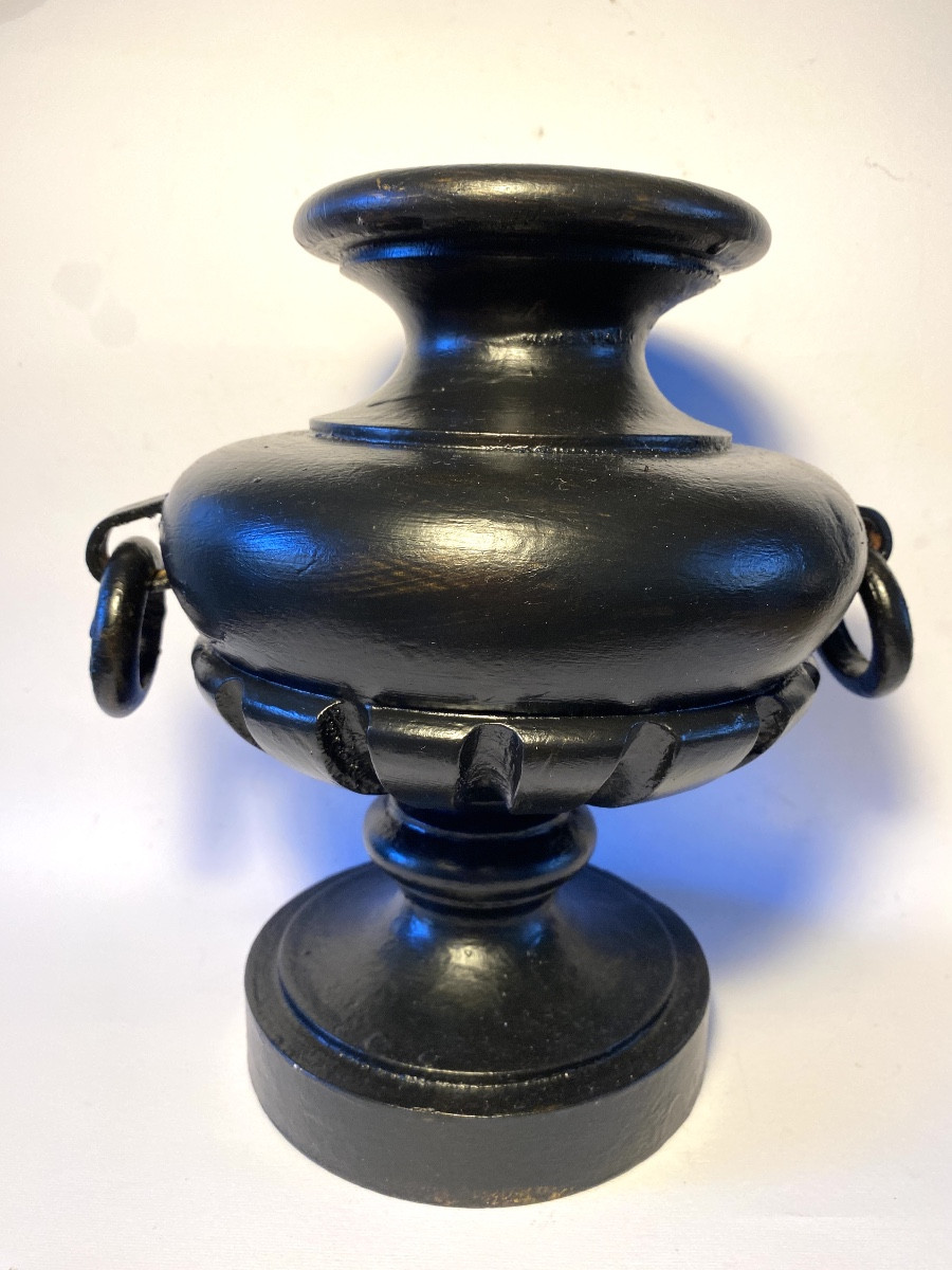 Vase décoratif en bois tourné et noirci milieu XXème. 