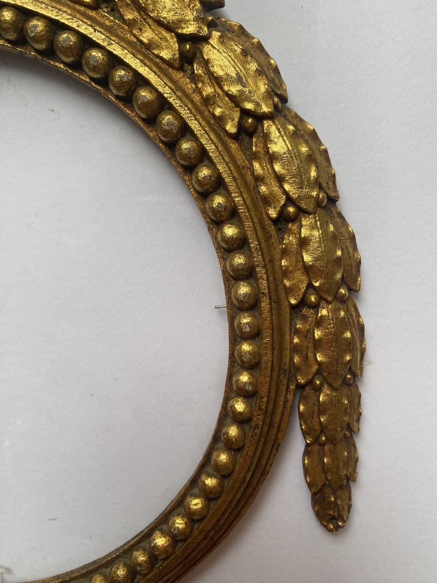 Cadre en bois doré de style Louis XVI. Feuilles de laurier, perles  et ruban noué-photo-3