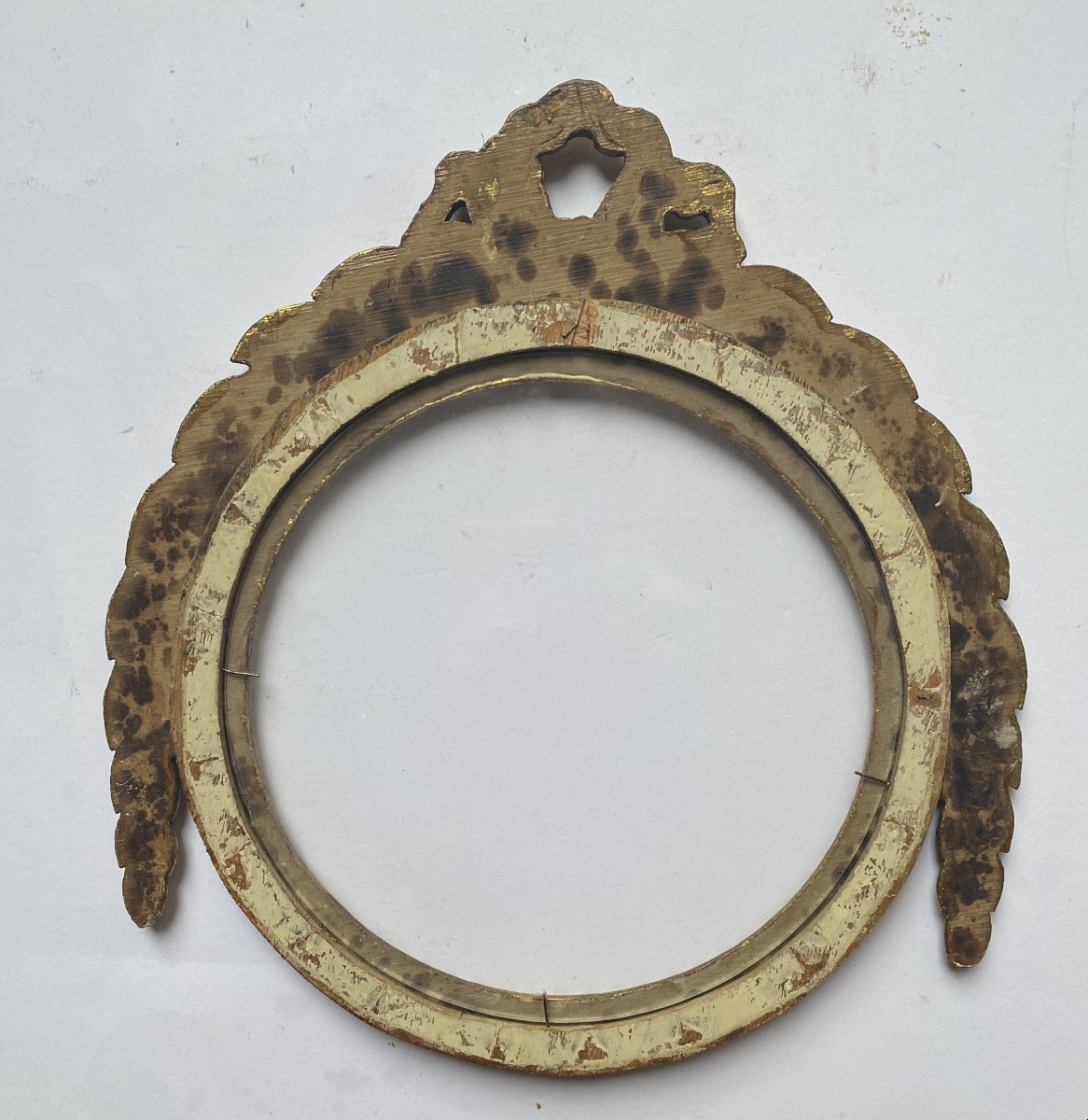 Cadre en bois doré de style Louis XVI. Feuilles de laurier, perles  et ruban noué-photo-4