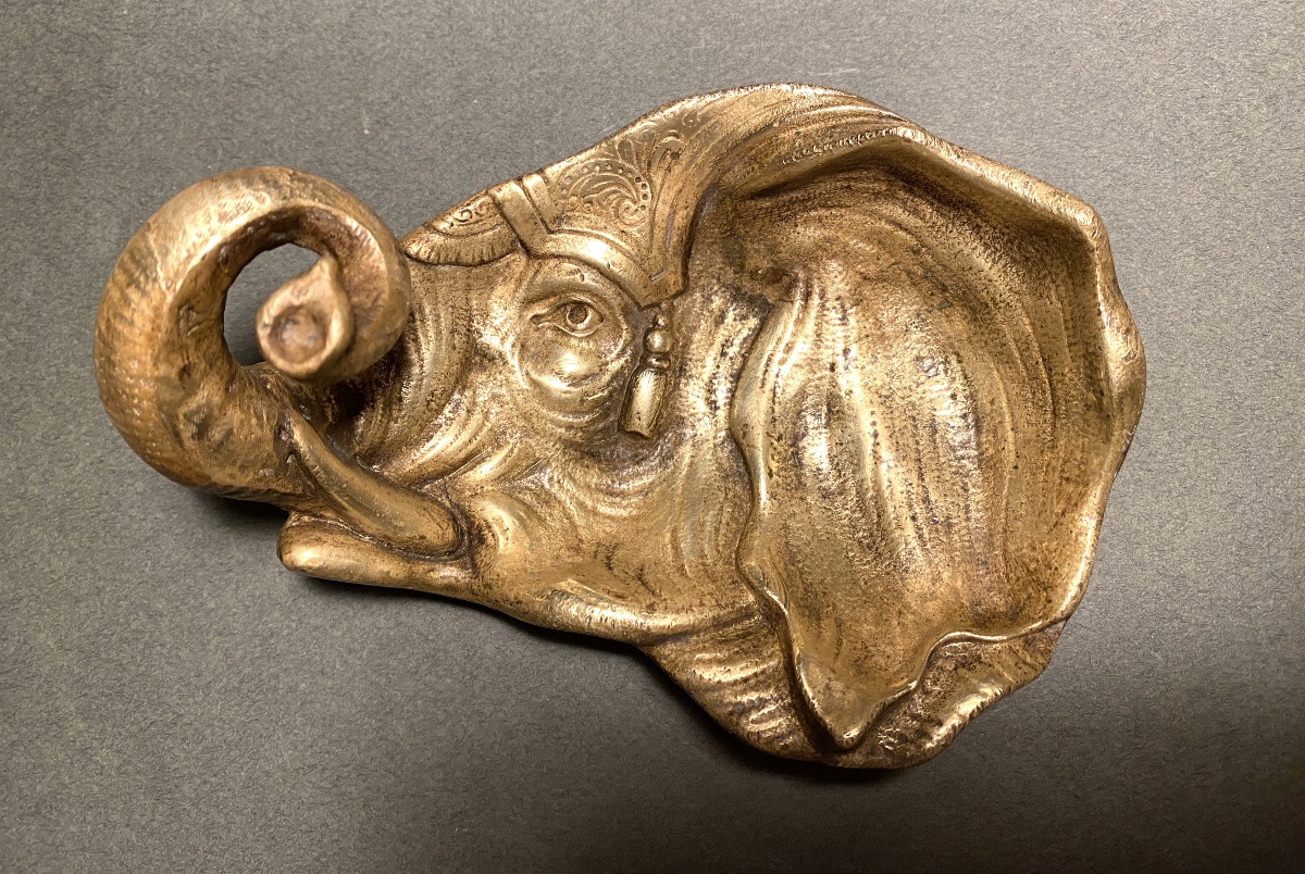 Vide poche en bronze XIXème. Tête d’éléphant en haut relief. -photo-2