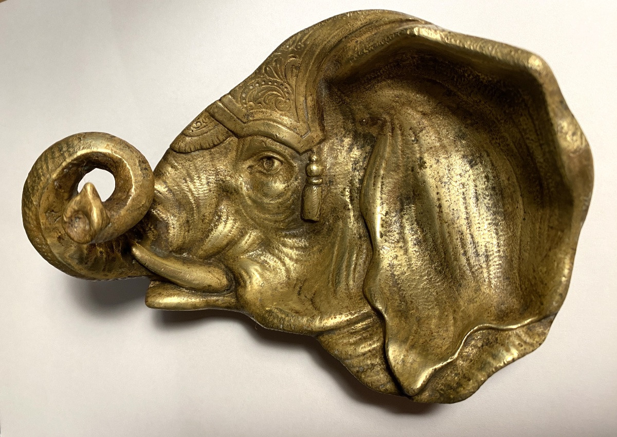 Vide poche en bronze XIXème. Tête d’éléphant en haut relief. -photo-4
