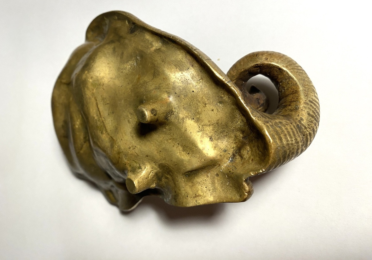Vide poche en bronze XIXème. Tête d’éléphant en haut relief. -photo-1