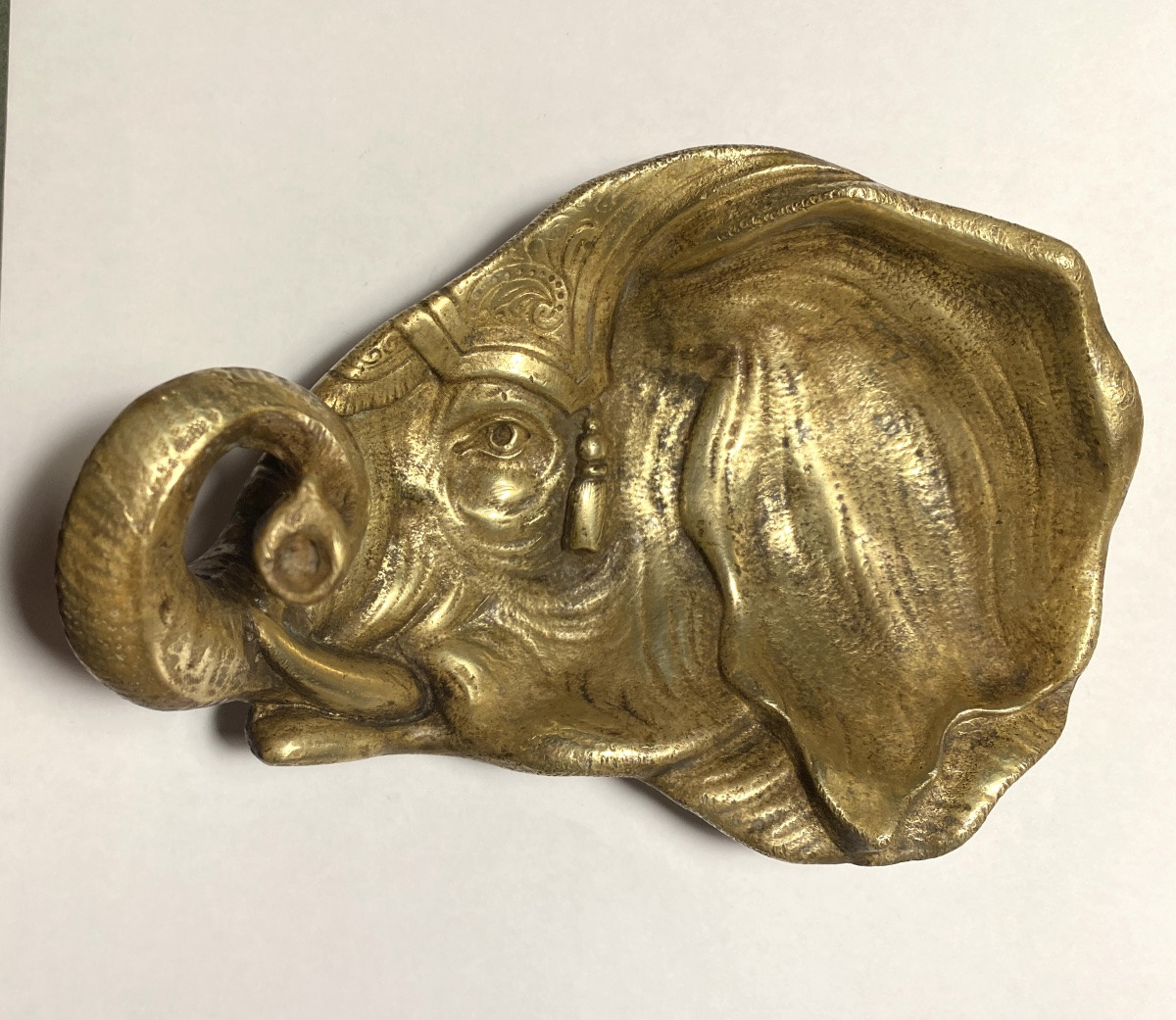 Vide poche en bronze XIXème. Tête d’éléphant en haut relief. -photo-4