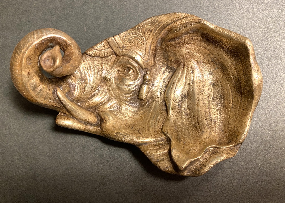 Vide poche en bronze XIXème. Tête d’éléphant en haut relief. -photo-5