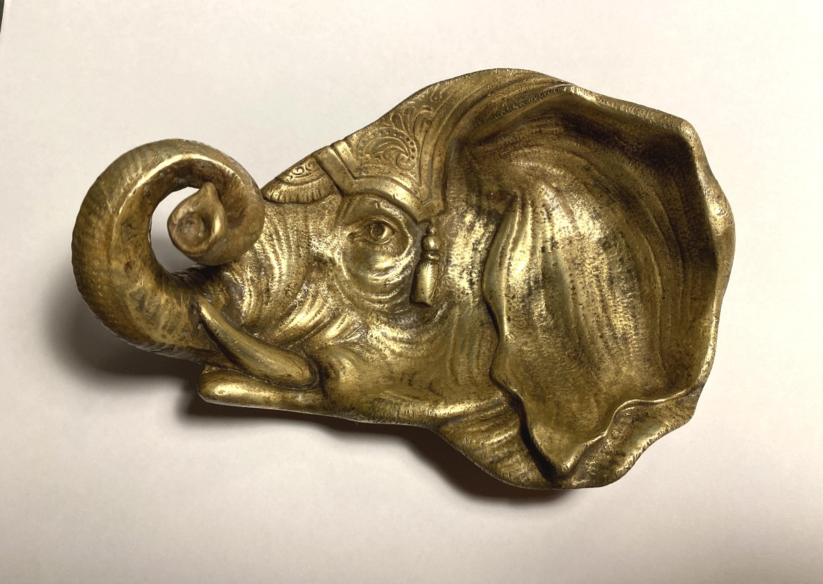 Vide poche en bronze XIXème. Tête d’éléphant en haut relief. 