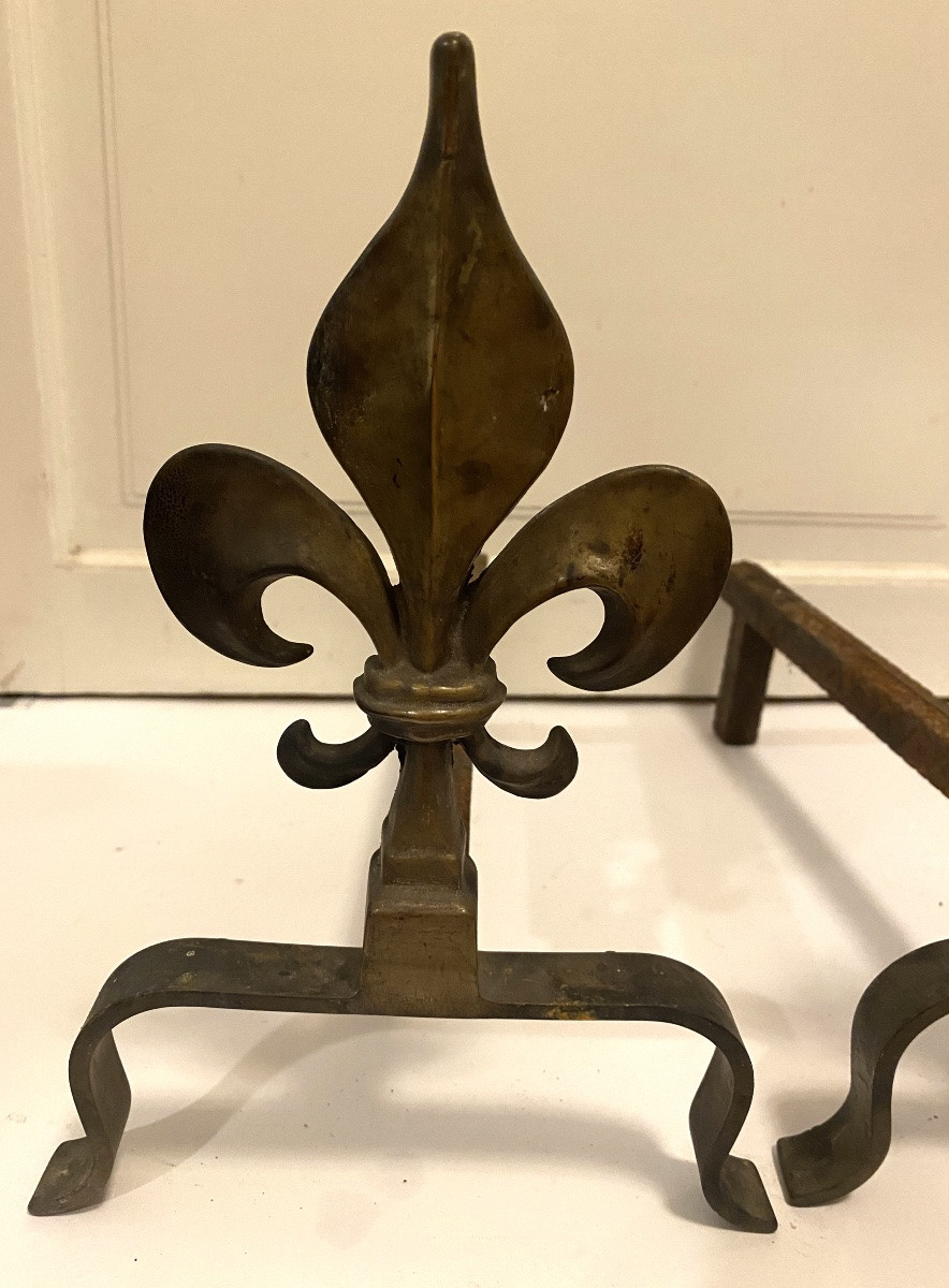 Paire de chenets début XXème. Fleurs de lys en bronze. Piétements en fer. -photo-3