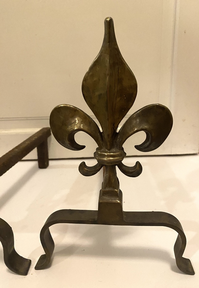 Paire de chenets début XXème. Fleurs de lys en bronze. Piétements en fer. -photo-4