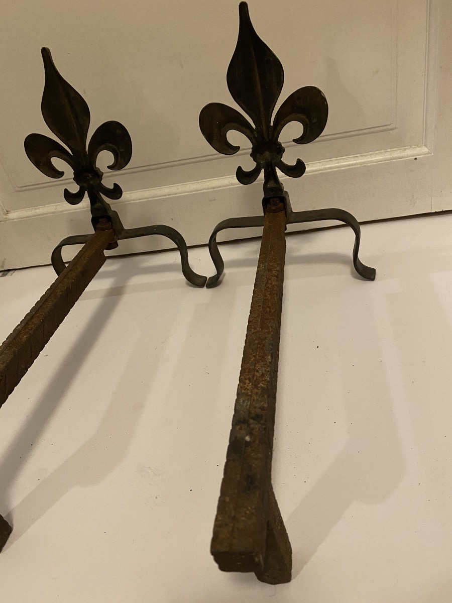Paire de chenets début XXème. Fleurs de lys en bronze. Piétements en fer. -photo-2