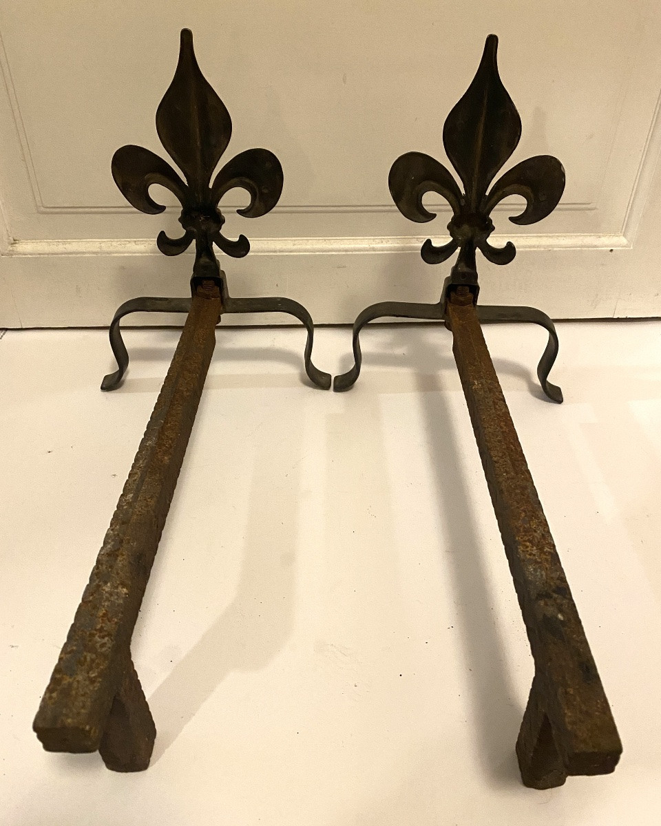 Paire de chenets début XXème. Fleurs de lys en bronze. Piétements en fer. -photo-3