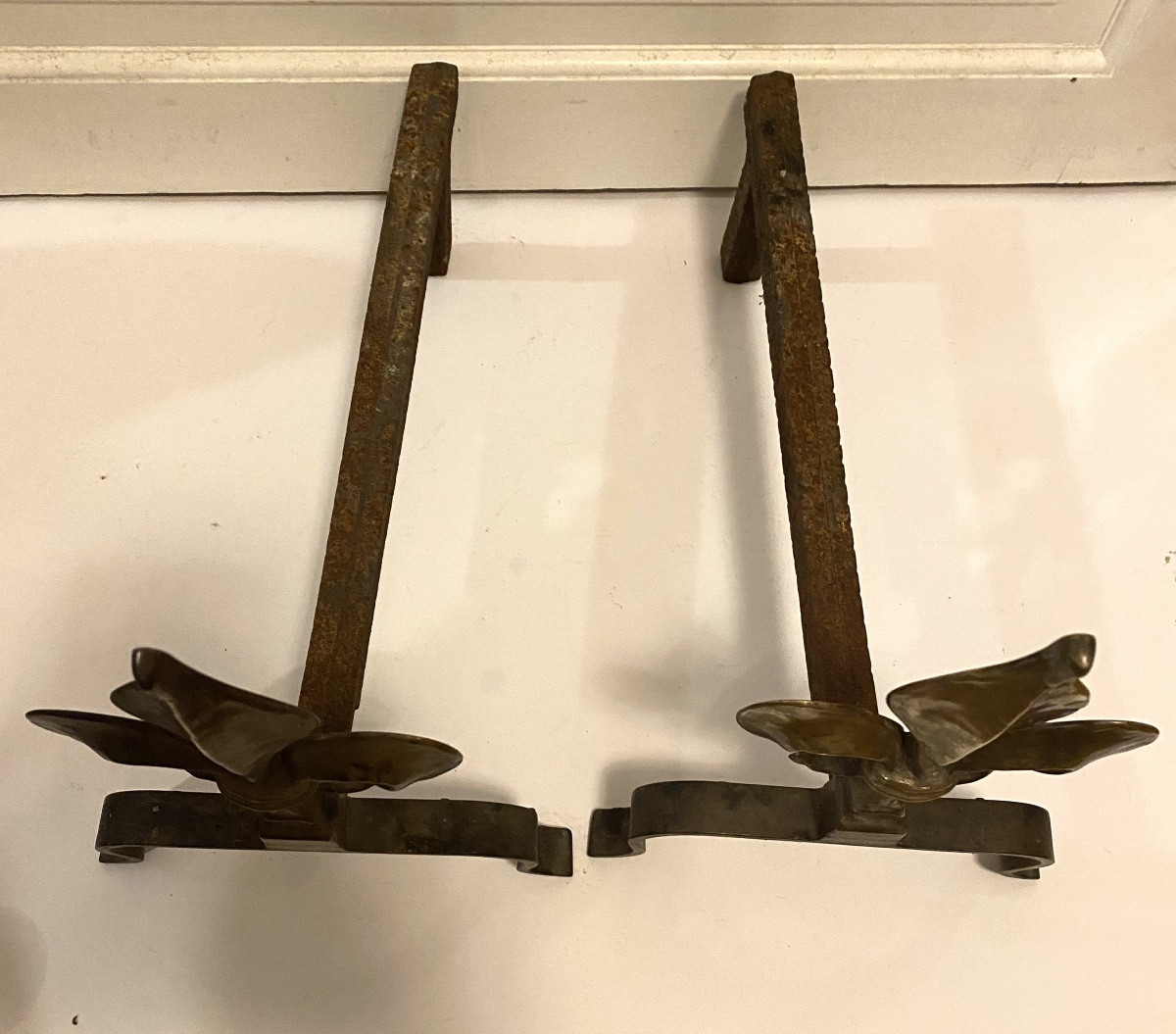 Paire de chenets début XXème. Fleurs de lys en bronze. Piétements en fer. -photo-5