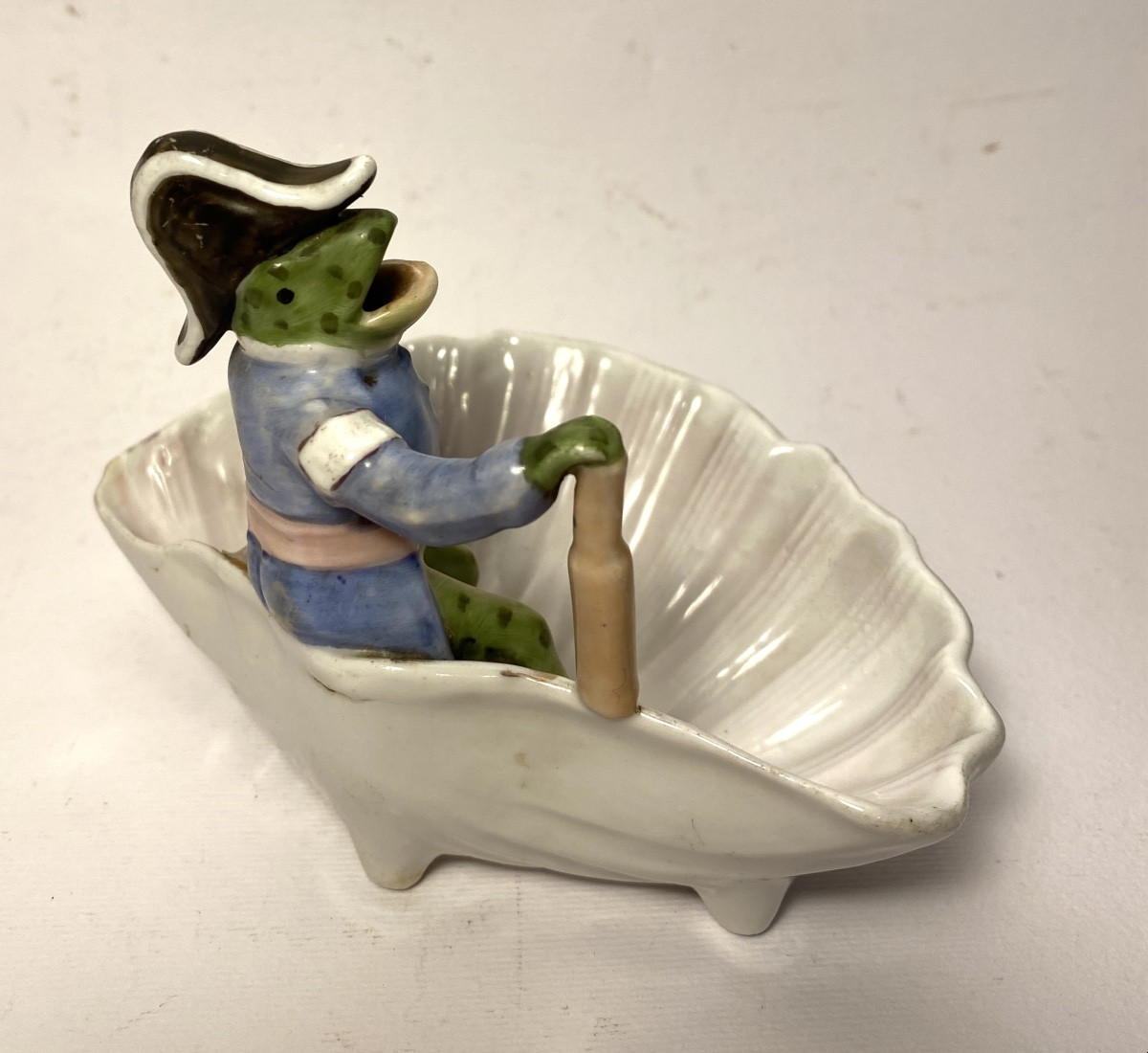  Coupelle en porcelaine début XXème. Grenouille en costume d’amiral dans un coquillage.-photo-3