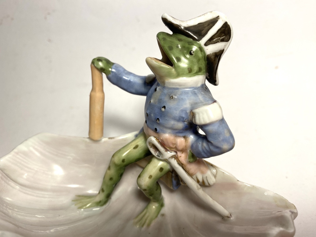  Coupelle en porcelaine début XXème. Grenouille en costume d’amiral dans un coquillage.-photo-2