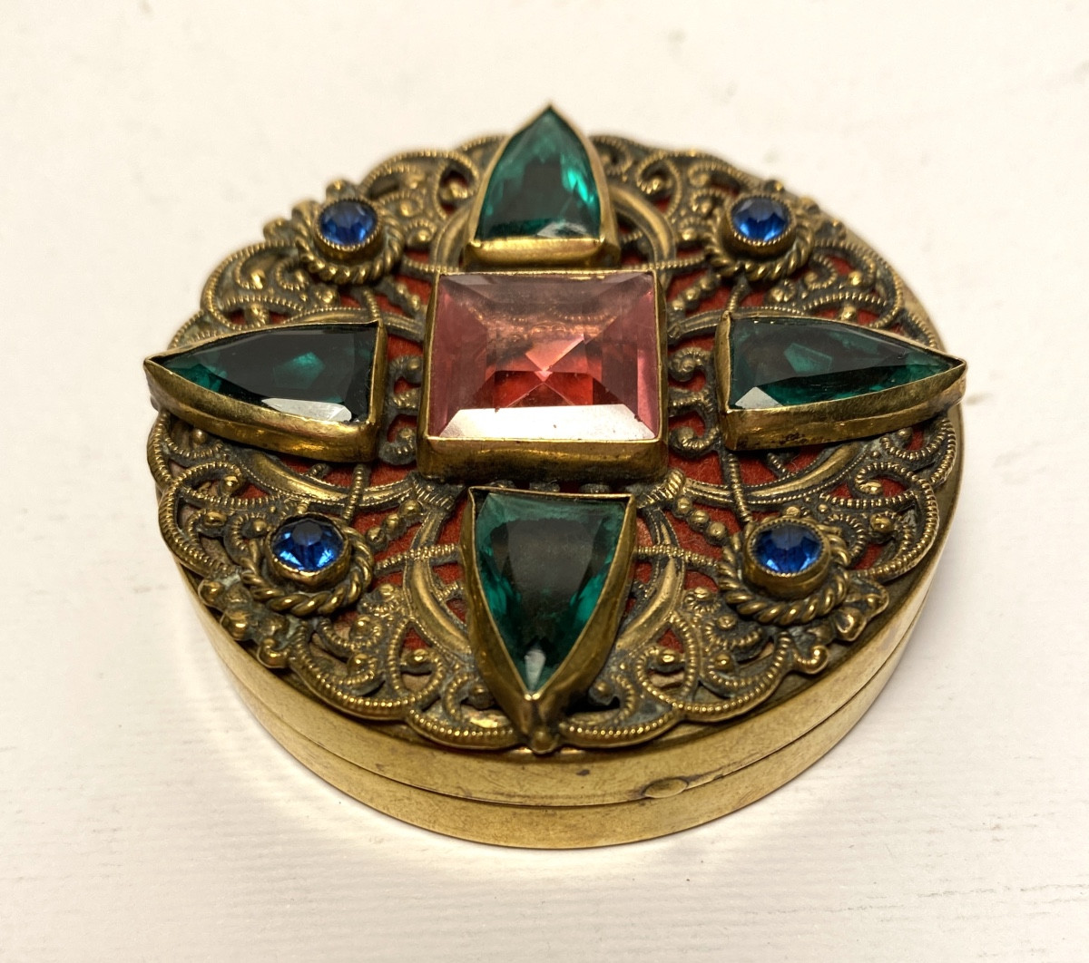 Boîte / pilulier Art déco en laiton et cabochons en verre colorés. 