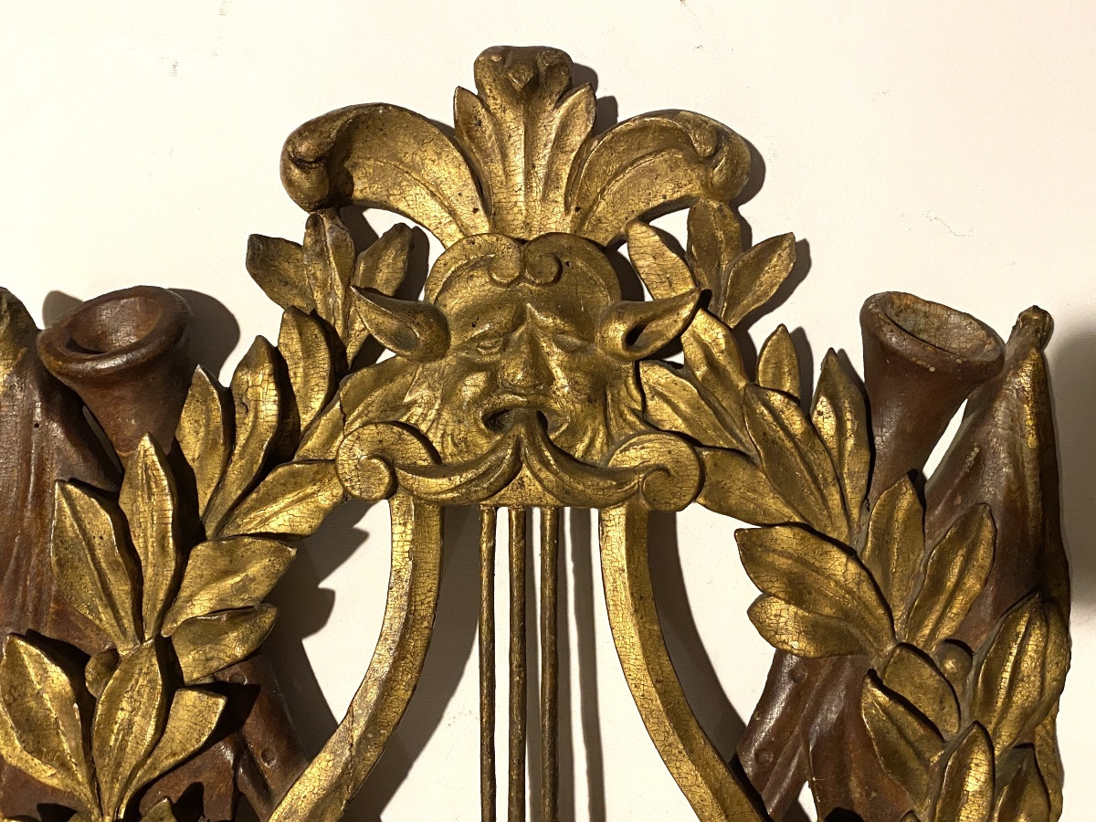 Fronton XVIIIè. Bois sculpté et doré. Mascaron, lyre, hautbois, drapeaux et feuilles de laurier-photo-3