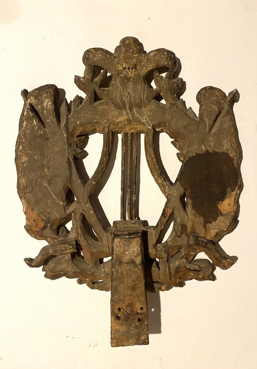 Fronton XVIIIè. Bois sculpté et doré. Mascaron, lyre, hautbois, drapeaux et feuilles de laurier-photo-2
