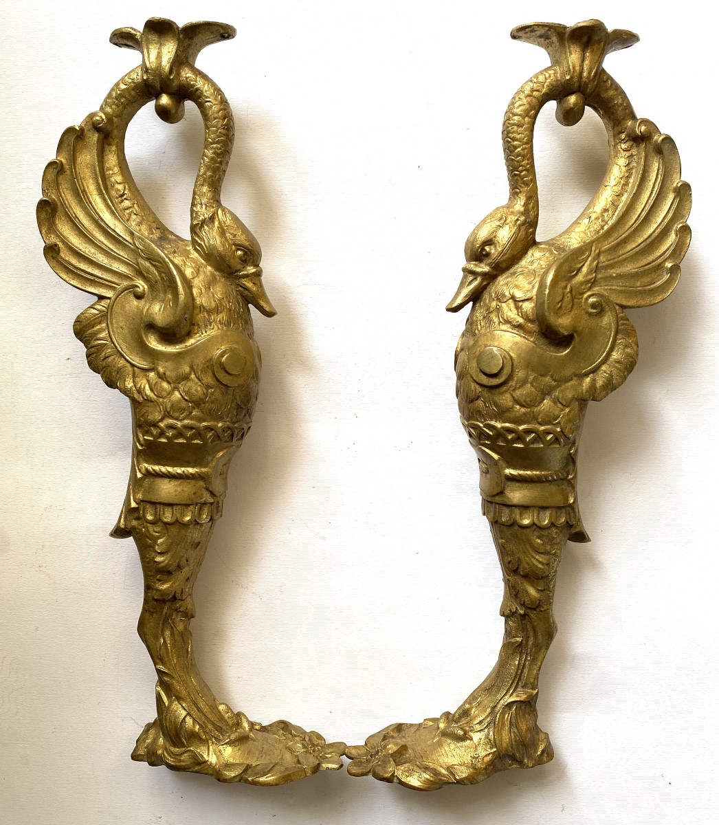 Paire de piétements en bronze XIXème. Cygnes stylisés. 