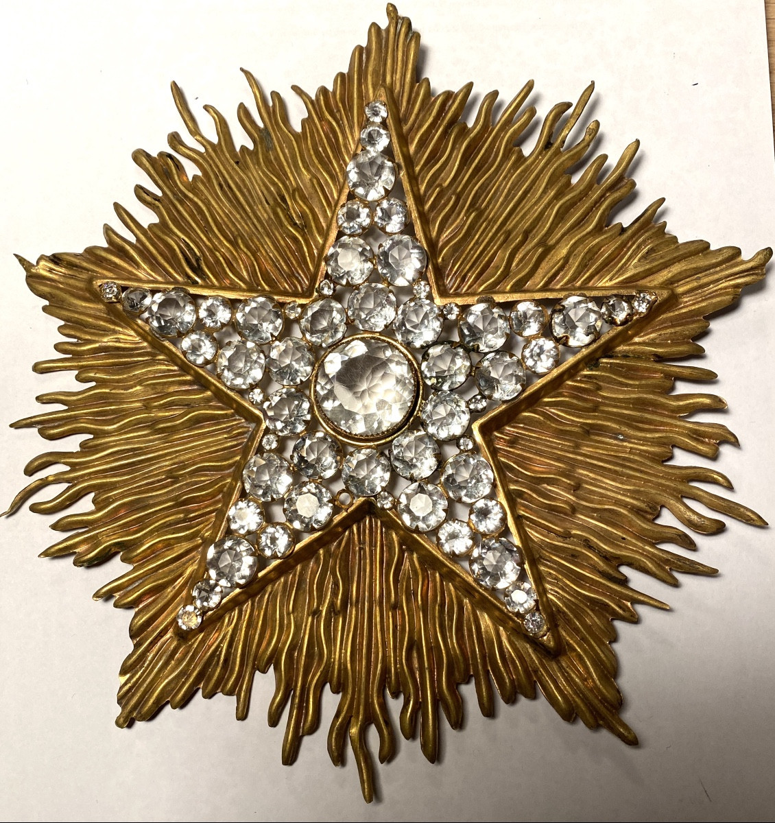 Grande étoile veilleuse de cierge XIXème. Strass sur fond rayonnant en laiton doré. 