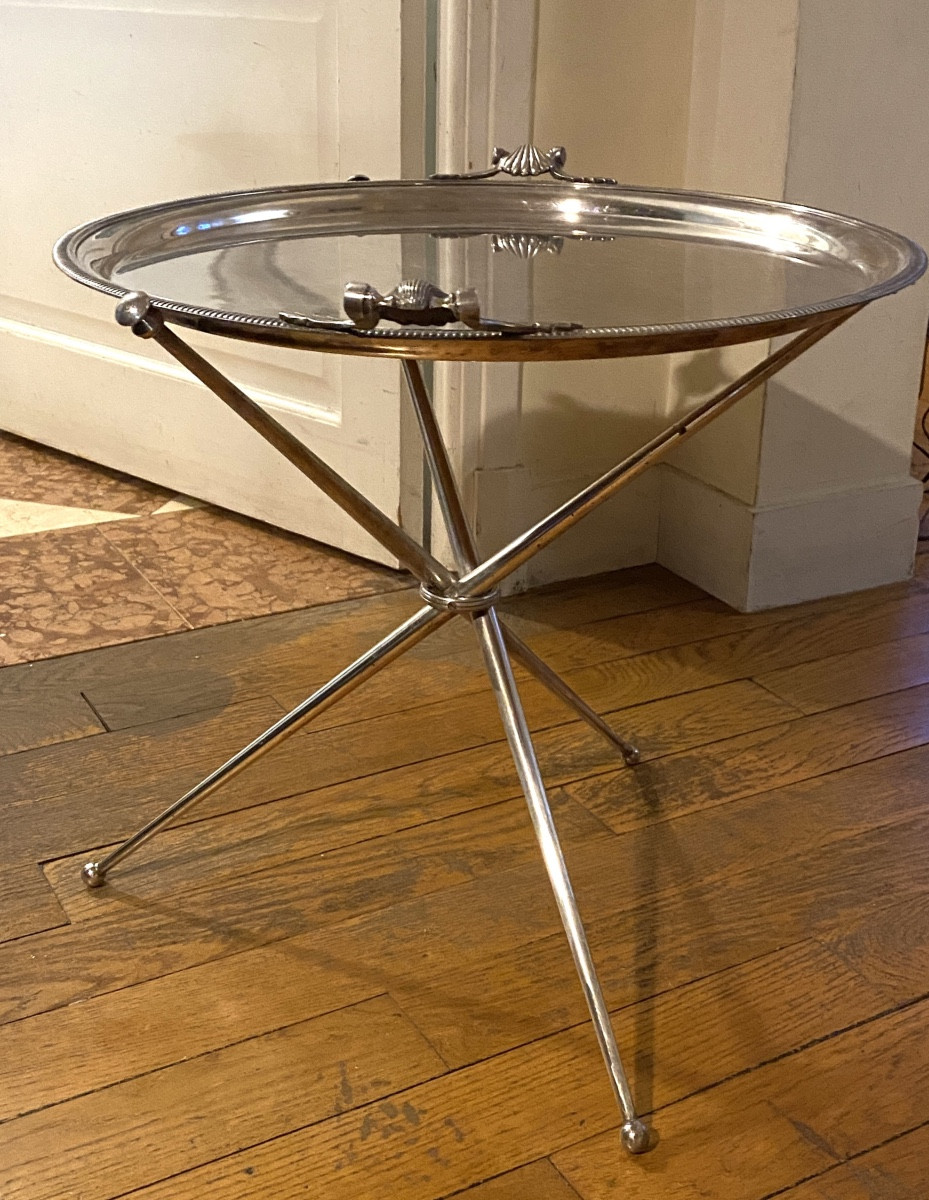 Guéridon tripode en métal argenté. Plateau amovible. Style Baguès. Milieu XXème. 