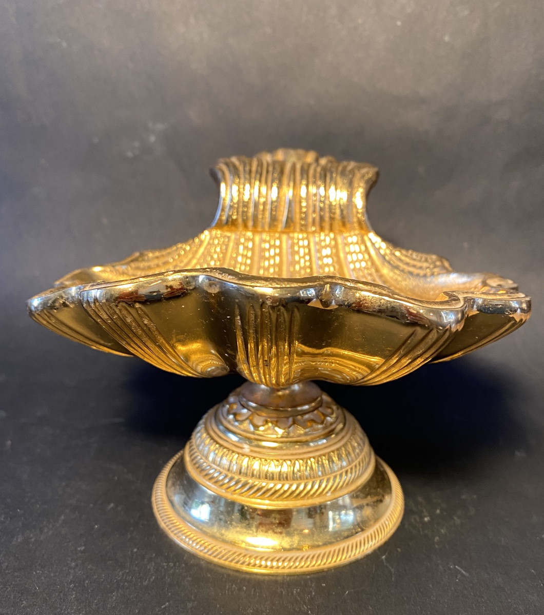 Vide poche en bronze doré. Coquille sur socle. Milieu XXème. -photo-1