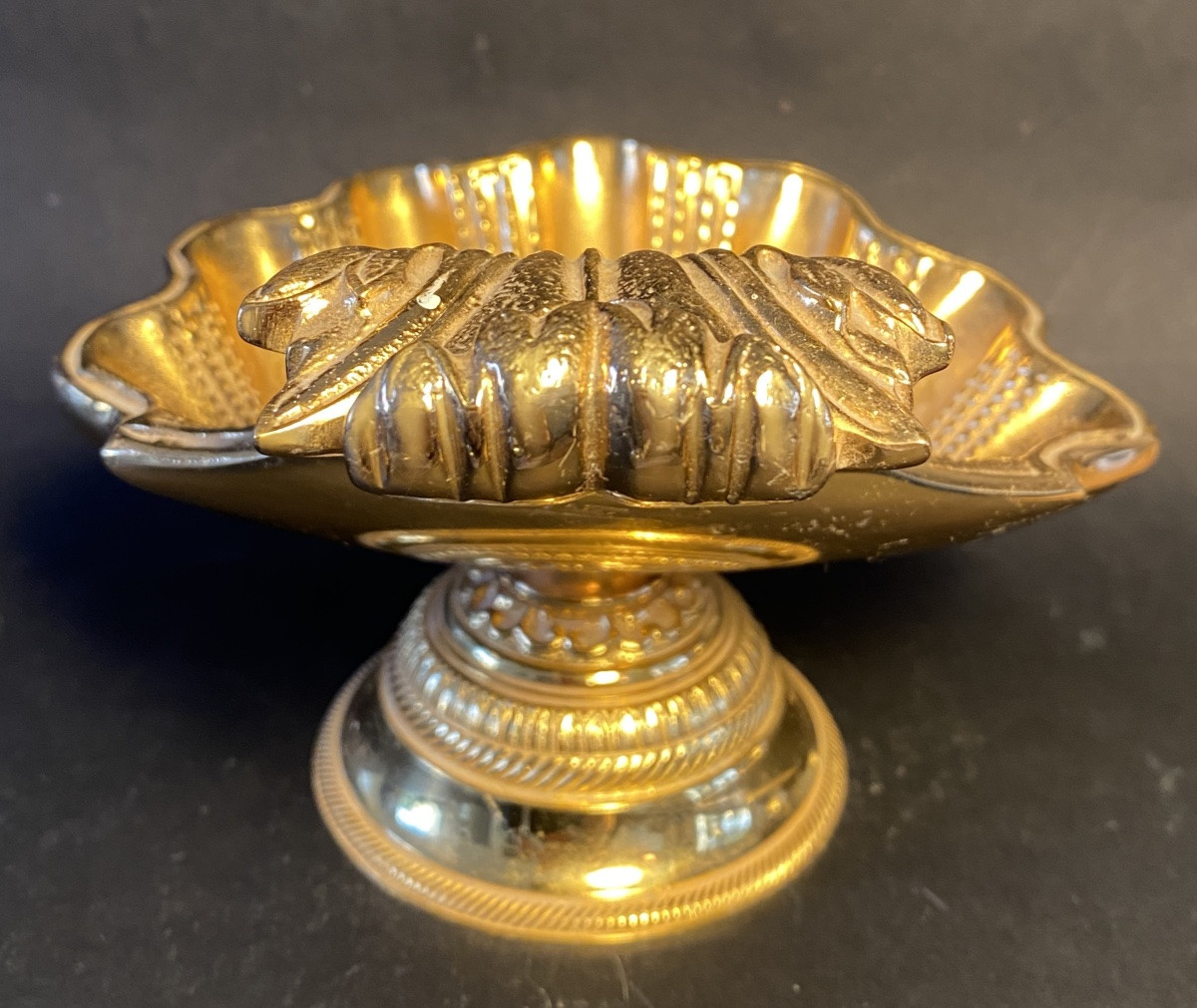Vide poche en bronze doré. Coquille sur socle. Milieu XXème. -photo-2