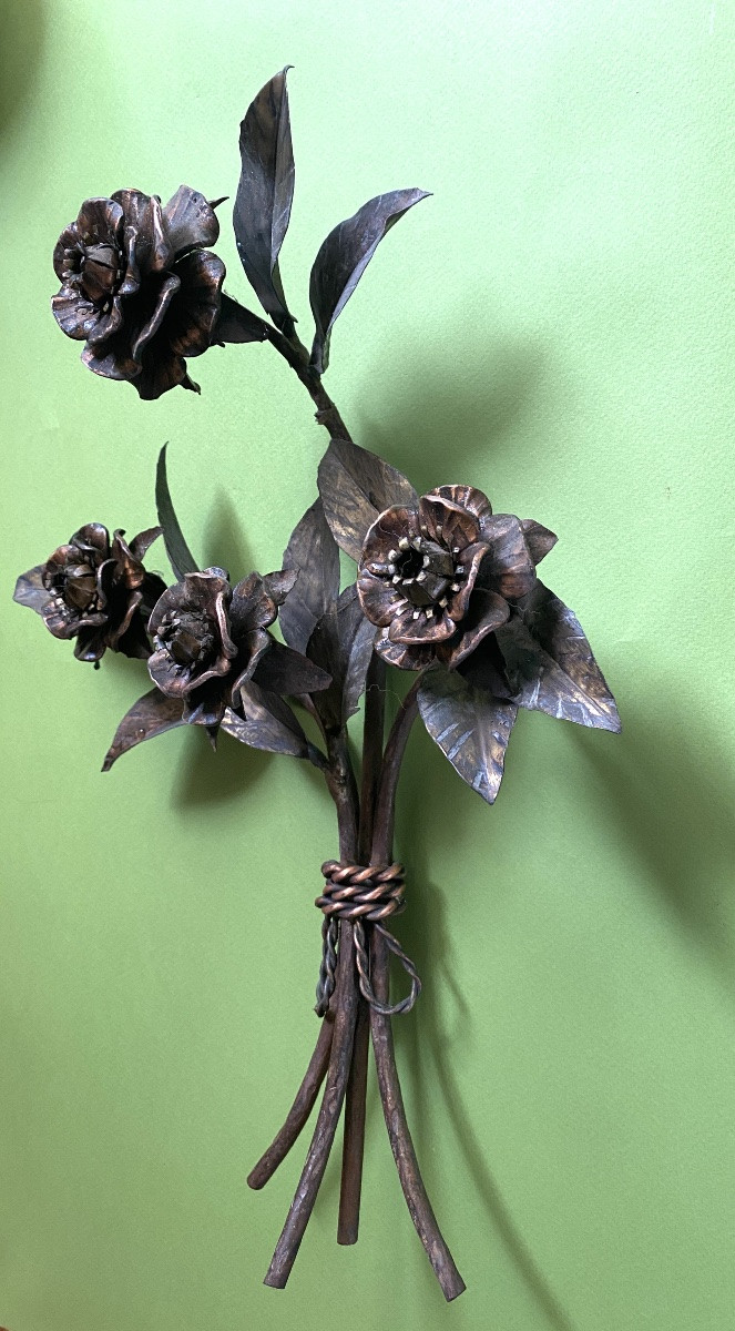 Applique décorative début XXème. Bouquet de fleurs. Travail de ferronnerie. Cuivre et fer forgé-photo-1