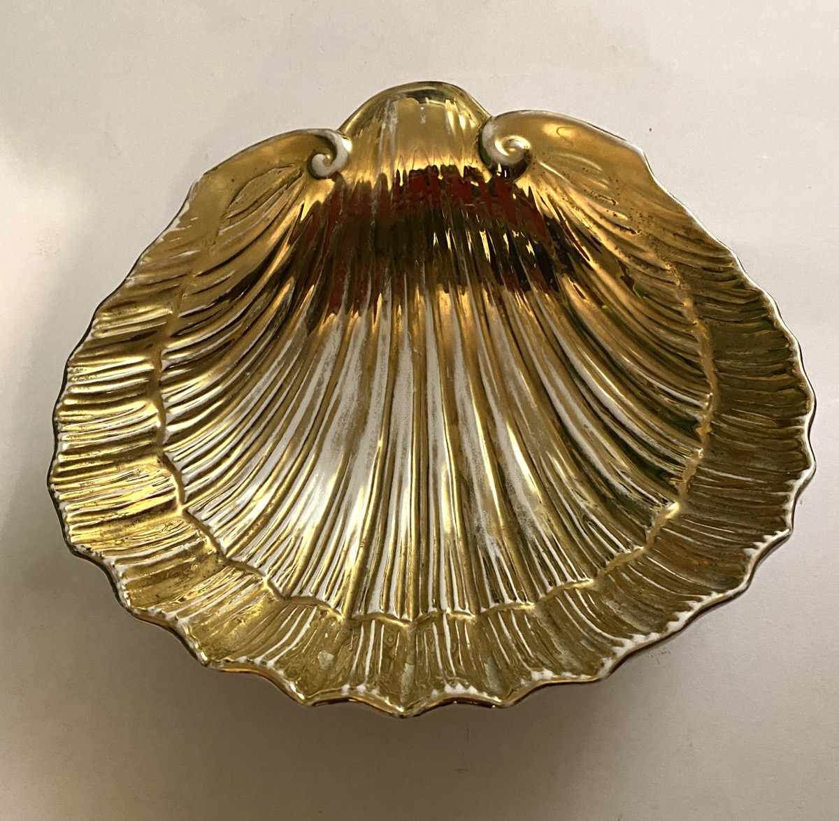 Vide- poches. Grande coupe en porcelaine dorée fin XIXème/ début XXème. Coquille. 