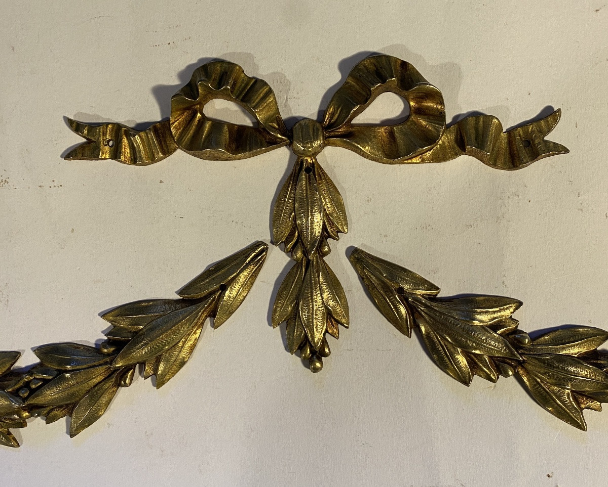 Grand bronze d’ornement XIXème de style Louis XVI. Ruban noué et branches de laurier. -photo-3