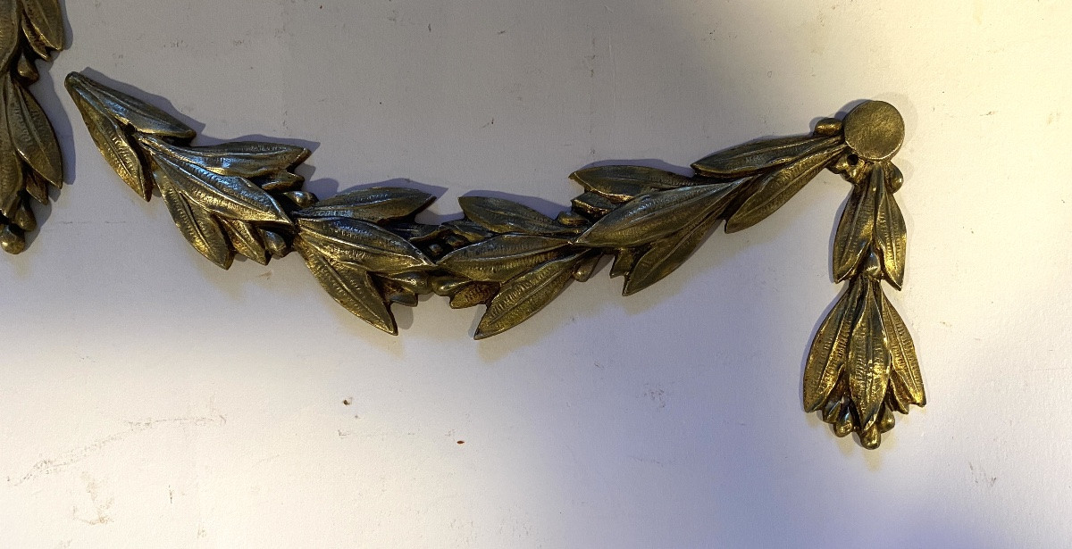 Grand bronze d’ornement XIXème de style Louis XVI. Ruban noué et branches de laurier. -photo-1