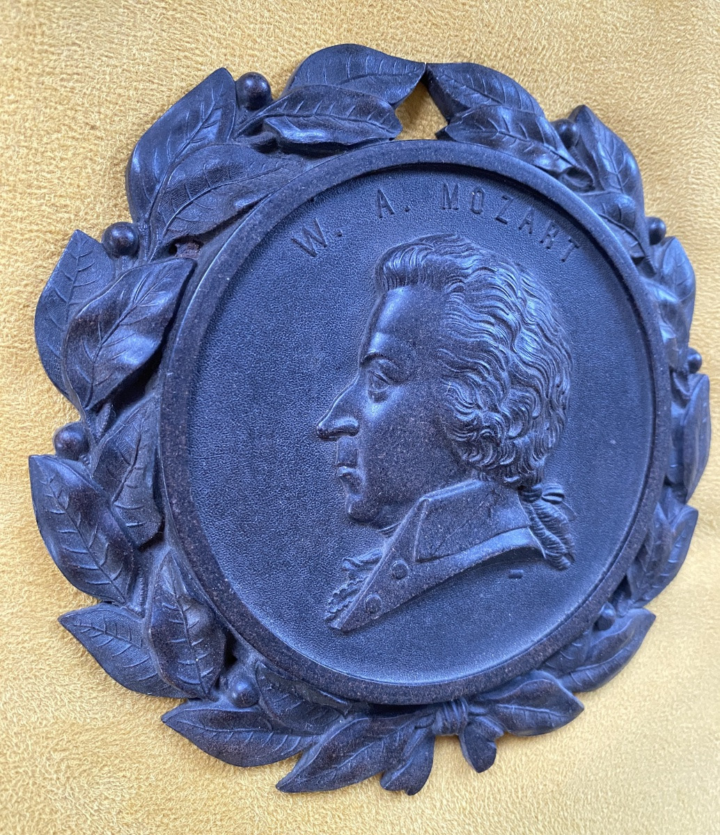 W. A . Mozart. Médaillon en ébonite ou gutta-percha. XIXème. -photo-2