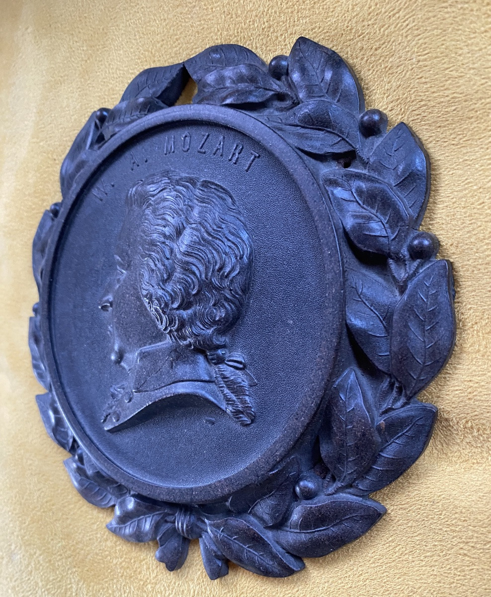 W. A . Mozart. Médaillon en ébonite ou gutta-percha. XIXème. -photo-3