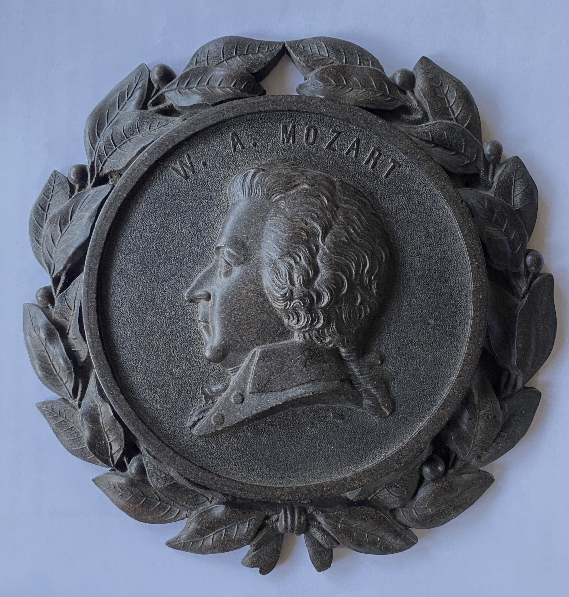 W. A . Mozart. Médaillon en ébonite ou gutta-percha. XIXème. 