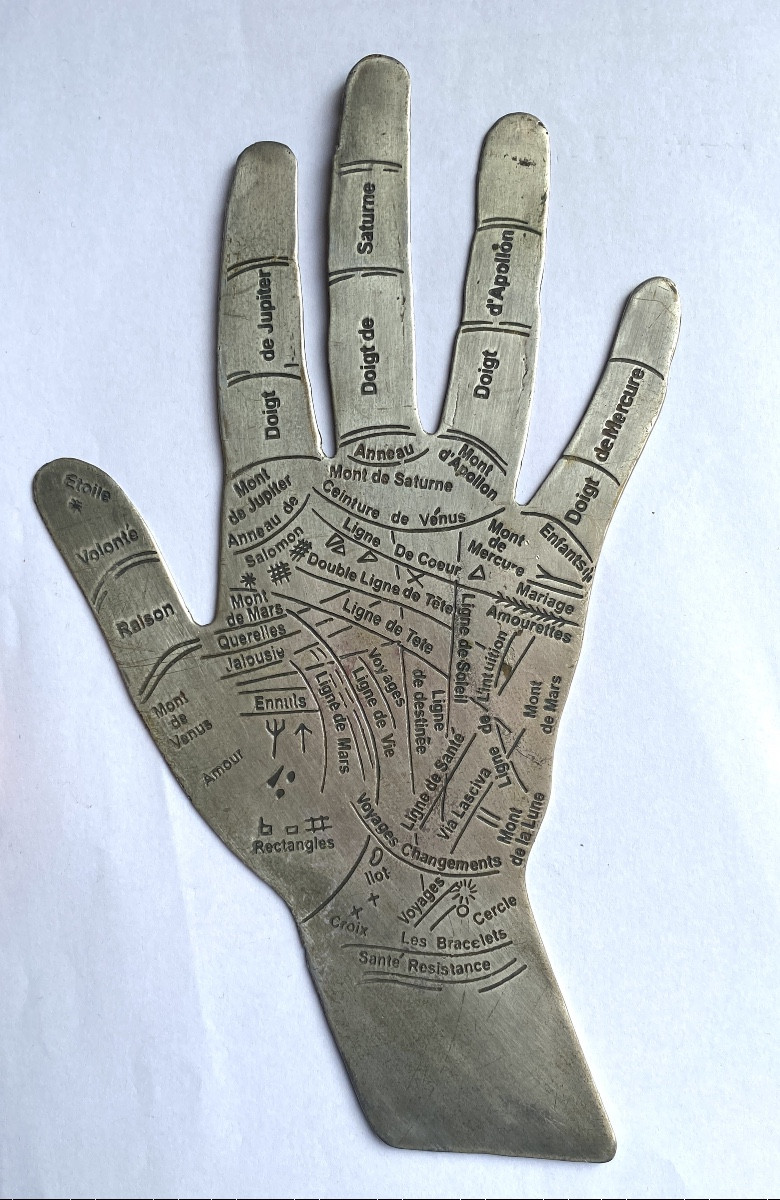 Main de chiromancie en laiton argenté début XXème. 