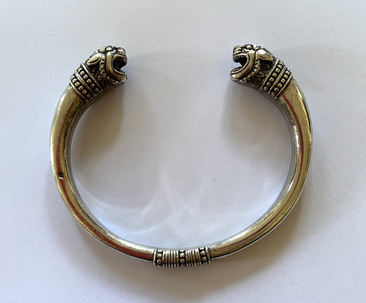Arthus Bertrand. Bracelet en argent massif d’après l’antique. Têtes de lionnes rugissant. -photo-2