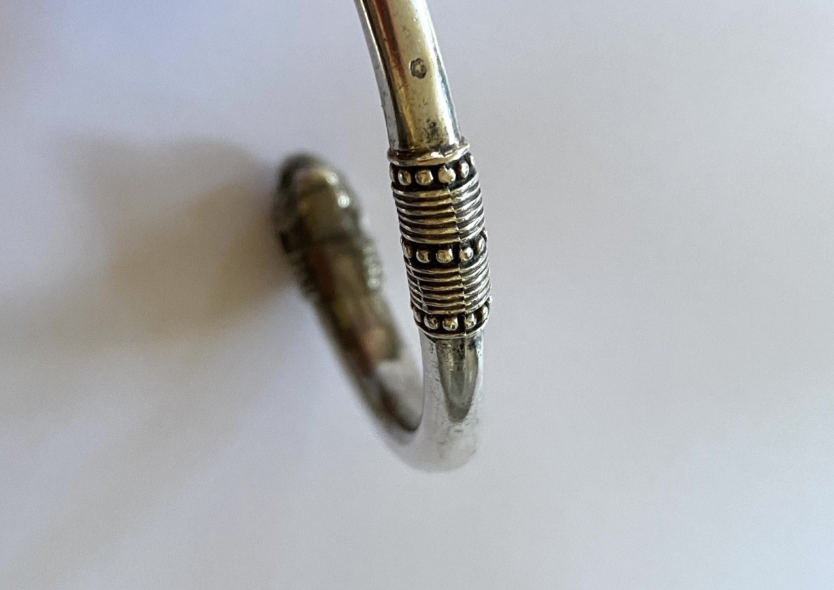 Arthus Bertrand. Bracelet en argent massif d’après l’antique. Têtes de lionnes rugissant. -photo-1