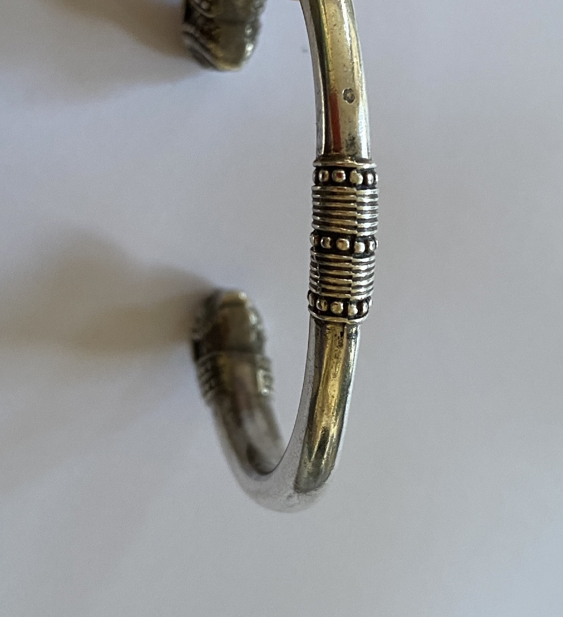 Arthus Bertrand. Bracelet en argent massif d’après l’antique. Têtes de lionnes rugissant. -photo-2