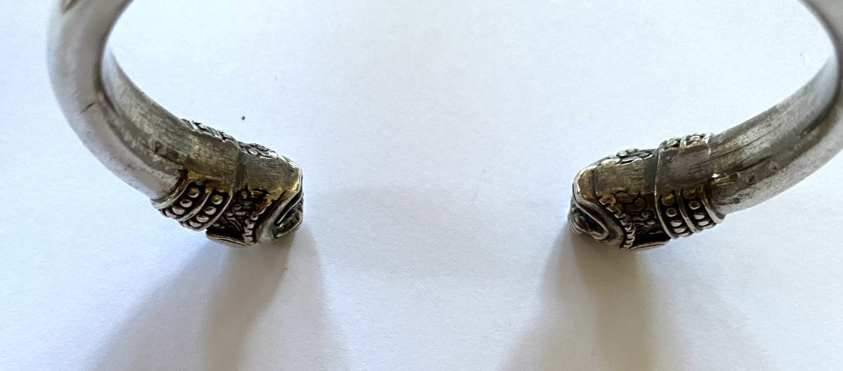Arthus Bertrand. Bracelet en argent massif d’après l’antique. Têtes de lionnes rugissant. -photo-3