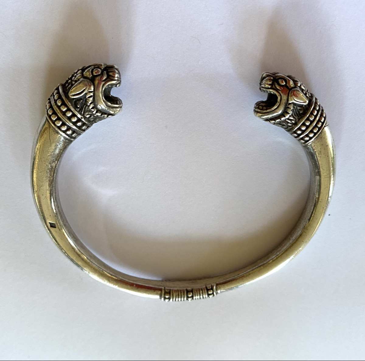 Arthus Bertrand. Bracelet en argent massif d’après l’antique. Têtes de lionnes rugissant. 