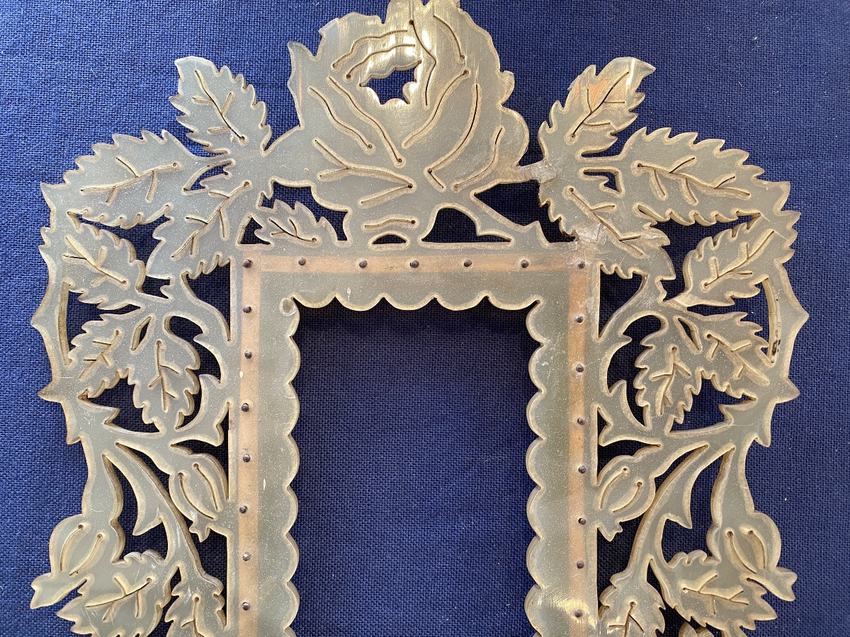 Cadre en corne XIXème. Décor floral ajouré rose, feuilles et boutons.-photo-2
