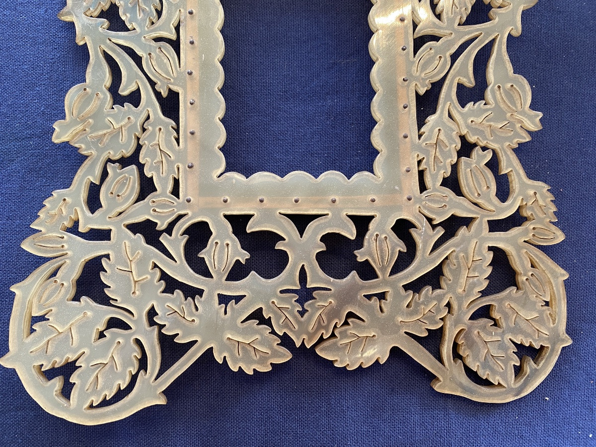 Cadre en corne XIXème. Décor floral ajouré rose, feuilles et boutons.-photo-3