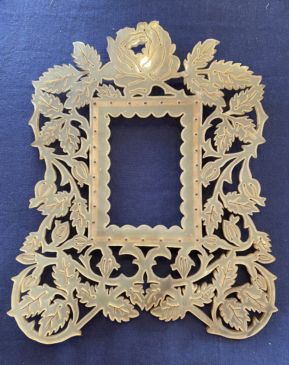 Cadre en corne XIXème. Décor floral ajouré rose, feuilles et boutons.