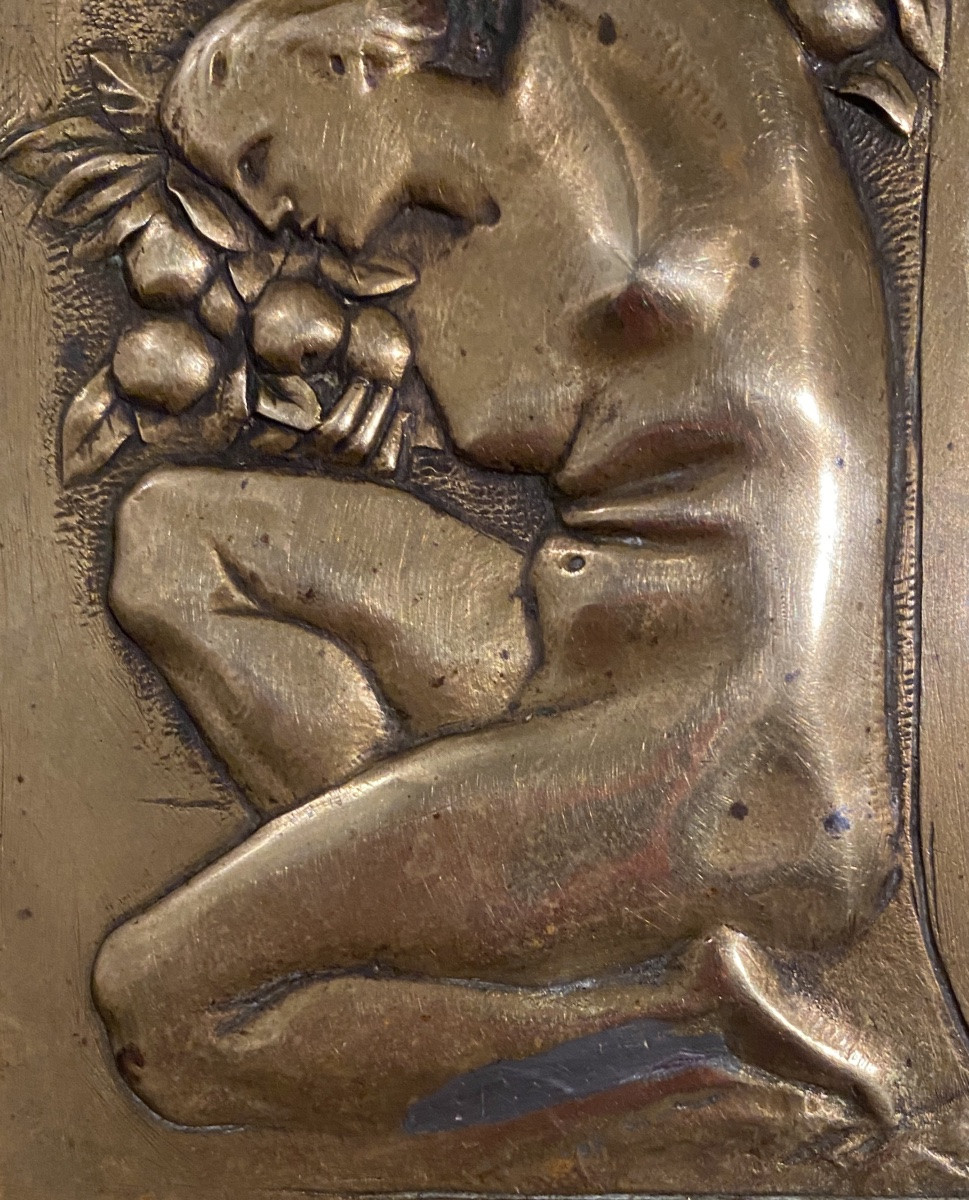 Plateau Art Nouveau en bronze fin XIXème. Décor en bas relief. Pomone et Flore. -photo-2
