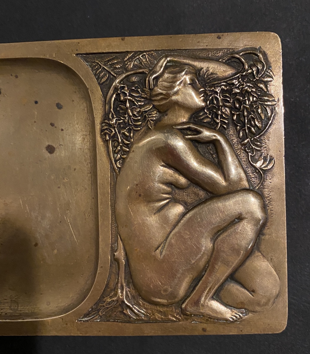 Plateau Art Nouveau en bronze fin XIXème. Décor en bas relief. Pomone et Flore. -photo-1