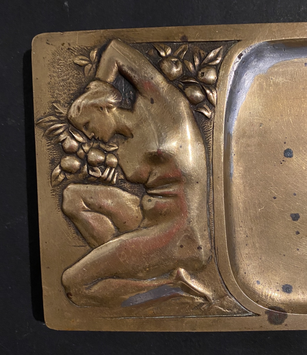 Plateau Art Nouveau en bronze fin XIXème. Décor en bas relief. Pomone et Flore. -photo-2