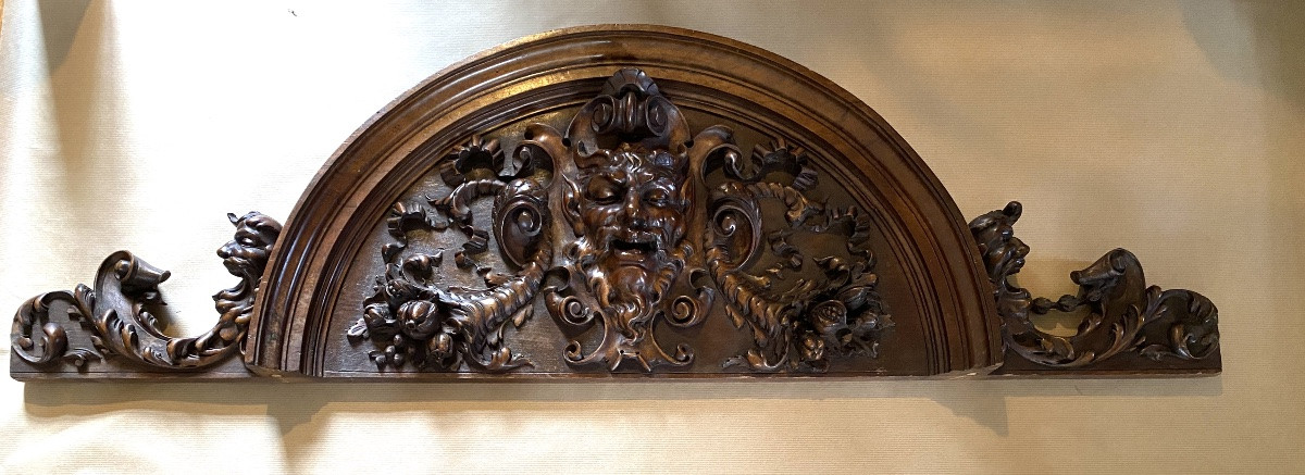 Grand fronton en bois sculpté XIXème. Décor tête de diable, rubans et cornes d’abondance.-photo-2